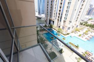 ドバイにあるSunny Sky 2 bedrooms apartment with pool view Meera towerの建物からスイミングプールを望めます。