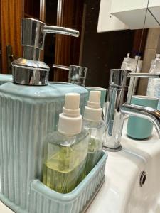 Un lavabo de baño con un recipiente de jabón y un espejo. en Da Zio Ciro a Capodimonte, en Nápoles 52 fotos más