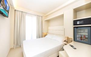 Un pat sau paturi într-o cameră la Hotel Carducci
