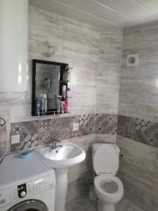 Koupelna v ubytování Lia's Guest house Tsvirmi