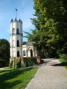 ein Gebäude mit einem Uhrturm darüber in der Unterkunft Agroturystyka przy Pracowni Malarstwa i Rzeźby 