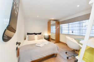 a bedroom with a bed and a desk and a chair at London Choice Apartments - Covent Garden - Leicester Square in London