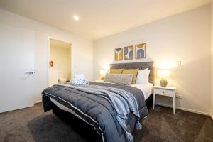 a bedroom with a large bed in a room at Stylish home in Christchurch central in Christchurch