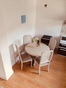 ein Esszimmer mit einem Tisch und 4 Stühlen in der Unterkunft Large home Swansea in Swansea