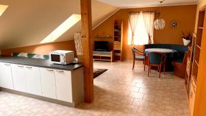 Televízia a/alebo spoločenská miestnosť v ubytovaní Ferienwohnung Brenner