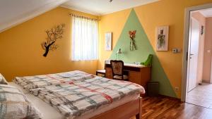 Posteľ alebo postele v izbe v ubytovaní Ferienwohnung Brenner