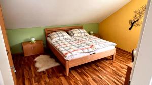 Posteľ alebo postele v izbe v ubytovaní Ferienwohnung Brenner
