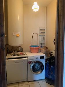 uma cozinha com uma máquina de lavar roupa e uma máquina de lavar roupa em Mimi et J Claude em Sanguinet