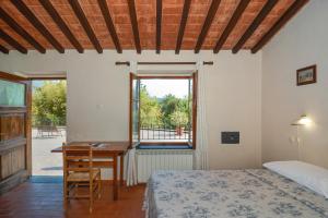 een slaapkamer met een bed, een bureau en een raam bij Villa Rinascimento Depandance in Santa Maria del Giudice