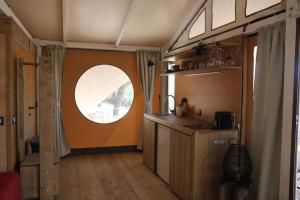 Kuchyň nebo kuchyňský kout v ubytování Glamping La Ghianda
