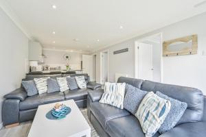 Dapur atau dapur kecil di Captivating 2-Bed Villa in Millendreath near Looe
