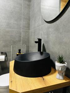 una vasca nera in bagno con lavandino di Zeny Luxury Home a Constanţa