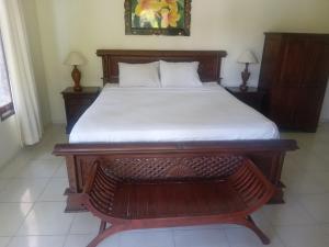 Dormitorio con cama con banco en Di Abian Resort, en Amed