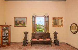 een kamer met een raam en een houten bank bij Villa Rinascimento Depandance in Santa Maria del Giudice