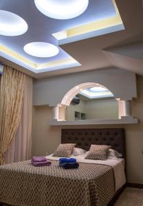 Postel nebo postele na pokoji v ubytování Two-Bedroom Home with Spa and BBQ, Oasis Suites