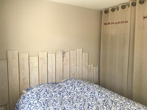 Coeurs fidèles في فالون بون دارك: غرفة نوم مع سرير مع اللوح الأمامي الخشبي +13 صورة