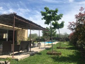 Coeurs fidèles في فالون بون دارك: فناء مع طاولة وكراسي بجوار حمام السباحة