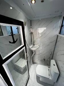 La salle de bains est pourvue de toilettes et d'un lavabo. dans l'établissement Morgana, à Ain Sokhna