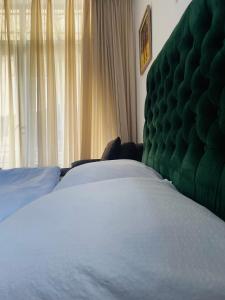 Postel nebo postele na pokoji v ubytování happy home