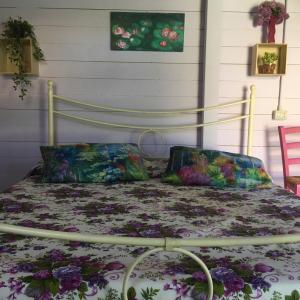 - un lit avec un couvre-lit floral et 2 oreillers dans l'établissement Fiordiloto, à Monsampolo del Tronto