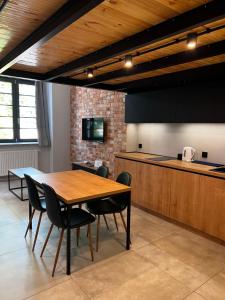 Kuchyňa alebo kuchynka v ubytovaní Property Apart - plac Jana Pawla II Centrum