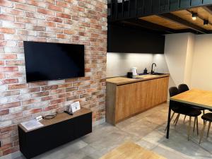 Televízia a/alebo spoločenská miestnosť v ubytovaní Property Apart - plac Jana Pawla II Centrum