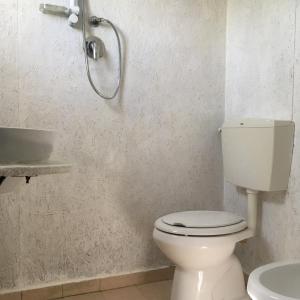 La salle de bains est pourvue de toilettes et d'un lavabo. dans l'établissement Fiordiloto, à Monsampolo del Tronto