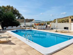 uma piscina numa villa com uma casa em Mojacar farmhouse apartments with pool em Los Gallardos