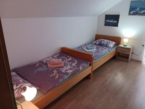 M & J في كراسنو بوليي: غرفة نوم صغيرة مع سرير وموقف ليلي