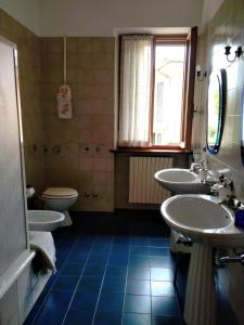 - Baño con 3 lavabos y 2 aseos en Affittacamere Villa Sofia con uso cucina e ampio giardino, en Calcinelli