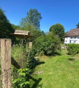 a garden with a fence and a house at Urlaub in der Natur in Lüdenscheid