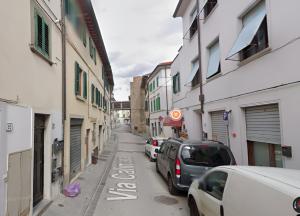 una strada con auto parcheggiate sul lato della strada di CALIMARA18 25" from Florence AC SmartTV a Prato