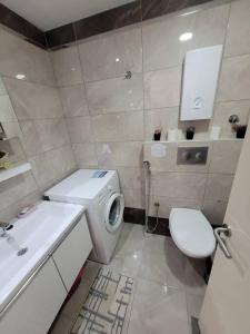 Baño pequeño con aseo y lavamanos en Aura-C10-1BR-luxury-Apt, en Çamyolu