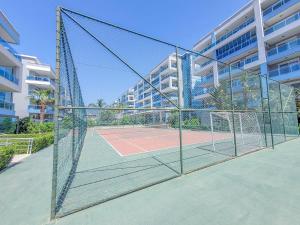 una pista de tenis con una red frente a un edificio en Aura-C10-1BR-luxury-Apt, en Çamyolu