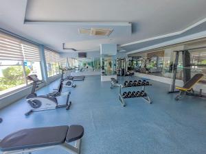 een fitnessruimte met diverse loopbanden en hometrainers bij Aura-C10-1BR-luxury-Apt in Çamyolu