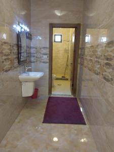 y baño con lavabo, aseo y ducha. en Four session apartments jarash, en Jerash
