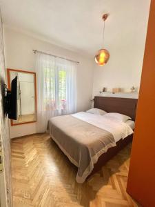 Un dormitorio con una cama grande y una ventana en Apartment Kiki en Kotor