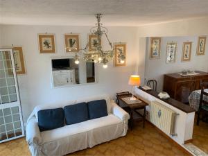 sala de estar con sofá y mesa en Villino a 200 mt dal mare, en Anzio