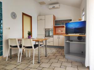 Kuchyňa alebo kuchynka v ubytovaní Lavanda apartment + 37 fotografií