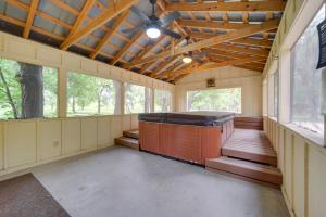 Μια τηλεόραση ή/και κέντρο ψυχαγωγίας στο Studio Cabin in Fredericksburg with Shared Hot Tub!