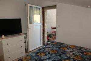 Μια τηλεόραση ή/και κέντρο ψυχαγωγίας στο La Sardinière, Charmante maison dans un jardin