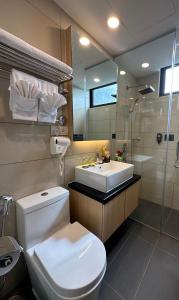 bagno con servizi igienici, lavandino e specchio di Genting @ The MOST by NextGen a Resorts World Genting