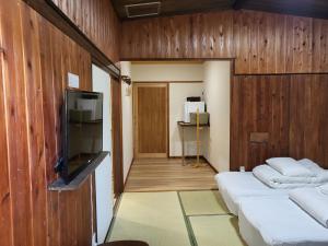 Een bed of bedden in een kamer bij 旅館 竹屋 Takeya