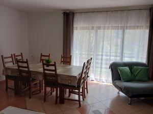 克拉斯諾波利耶的住宿－M & J，一间带桌椅和窗户的用餐室