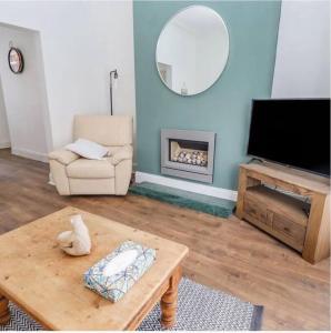 a living room with a tv and a coffee table at CoastGuard Cottage 3 Bed House Pet Friendly, Close to Spurn Contractors Welcome in Hull