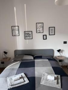 een slaapkamer met een bed met twee handdoeken erop bij Le stanze di Alicam in Arona