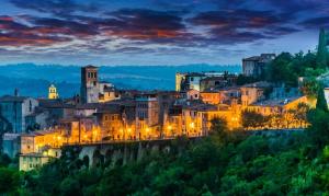 een stadsbeeld 's nachts bij SognoNarni in Narni