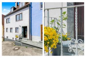 dos fotos de un edificio con flores delante en Stylisches Apartment mit Terrasse in der Altstadt von Donauwörth, en Donauwörth