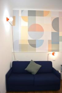 um sofá azul numa sala de estar com um quadro em Orti House Apartments - total renovation on Apr 2023 em Milão