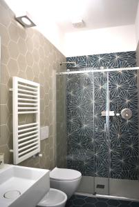 uma casa de banho com um chuveiro, um WC e um lavatório. em Orti House Apartments - total renovation on Apr 2023 em Milão